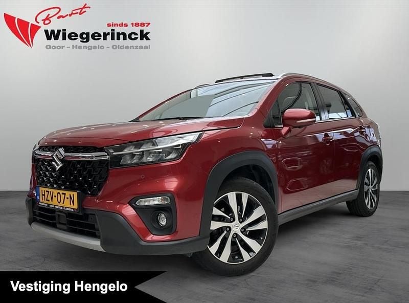 Rood Gebruikt 2023 Suzuki SX4 S-Cross Style SUV | € 27.444 (Eerlijke prijs) - Afbeelding 1/4