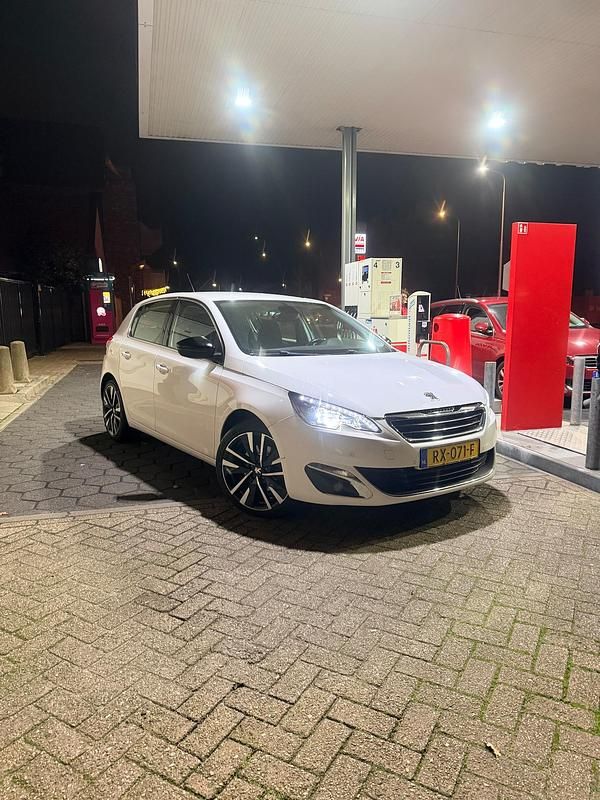 Wit Occasion 2014 Peugeot 308 Allure Hatchback | € 5.800 (Eerlijke prijs) - Afbeelding 1/4