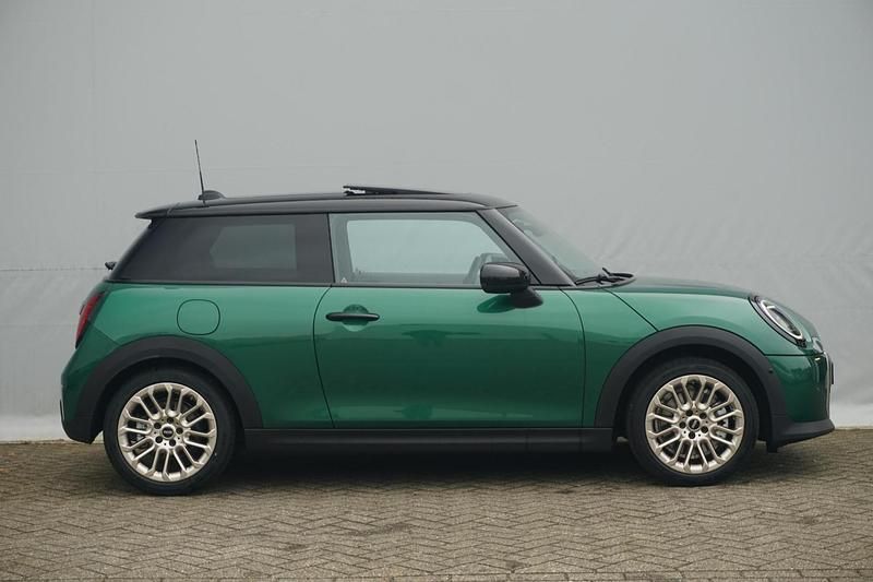 Occasion Mini Cooper Favoured 156 PK (114 kW) 2024 British racing green Hatchback