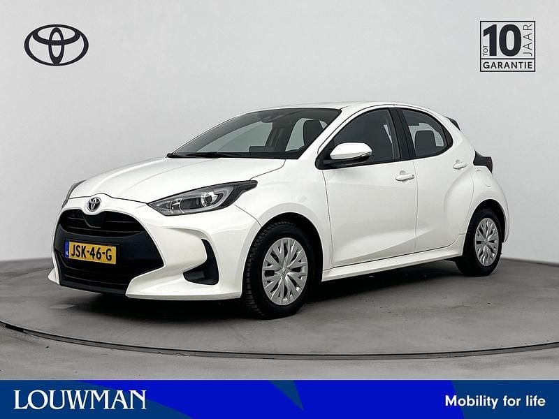 Wit Occasion 2025 Toyota Yaris Hybrid Active Hatchback | € 19.945 (Goede deal) - Afbeelding 1/3