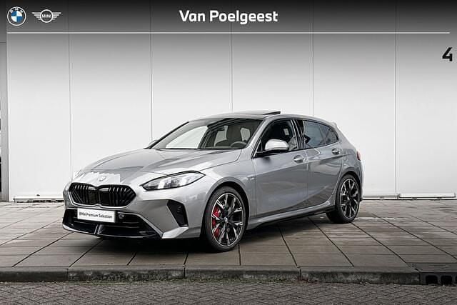 Skyscraper grey metallic (grijs metallic) Gebruikt 2025 BMW 120 M Sport Hatchback | € 47.900 (Eerlijke prijs) - Afbeelding 1/4