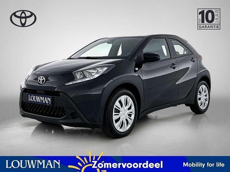 Zwart metallic Nieuw 2025 Toyota Aygo Play Hatchback | € 20.345 (Goede deal) - Afbeelding 1/4