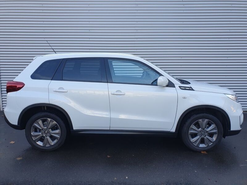 Wit, metallic lak Gebruikt 2018 Suzuki Vitara SUV | € 17.950 (Eerlijke prijs) - Afbeelding 1/4