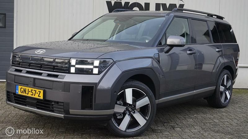 Grijs Gebruikt 2024 Hyundai Santa Fe Premium SUV | € 66.795 (Duur) - Afbeelding 1/4