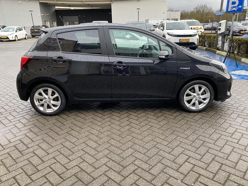 Occasion Toyota Yaris Hybrid 101 PK (74 kW) 2015 Zwart Hatchback