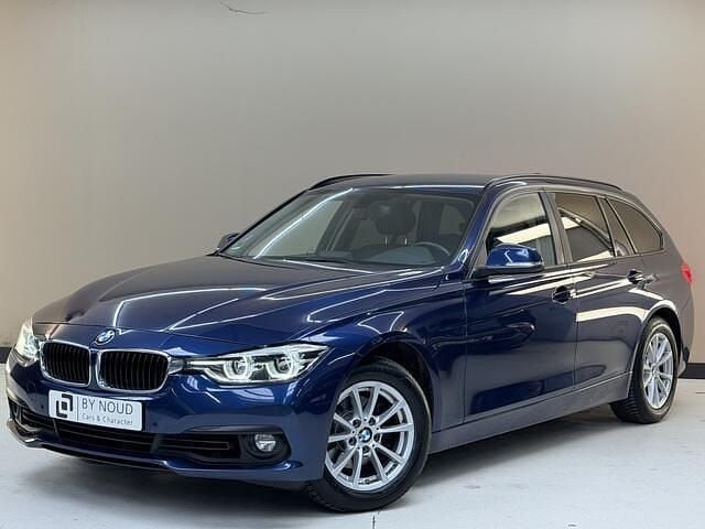Blauw Occasion 2018 BMW 318 Executive Stationwagen | € 16.950 (Eerlijke prijs) - Afbeelding 1/4