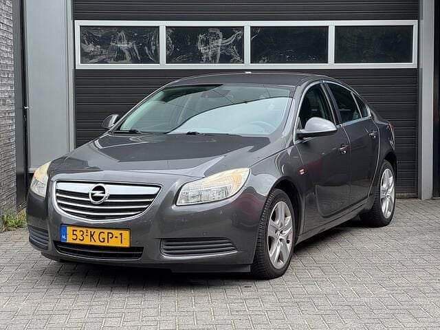 Grijs Gebruikt 2009 Opel Insignia Edition Hatchback | € 2.950 (Goede deal) - Afbeelding 1/4