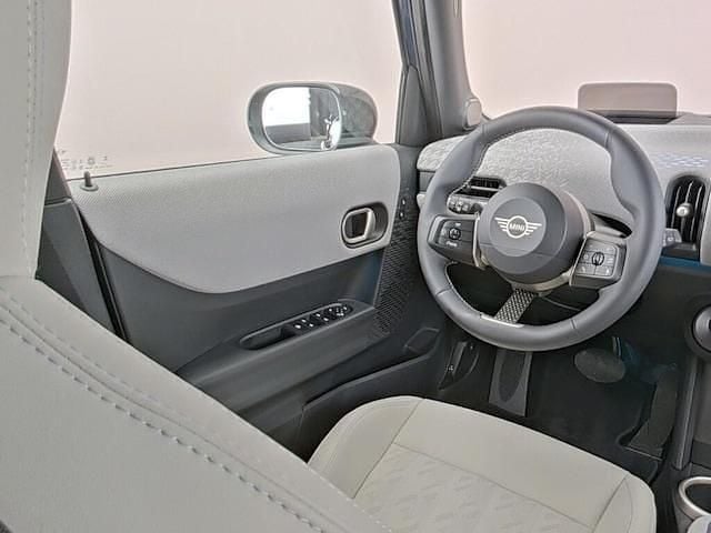 Occasion Mini Cooper Favoured 114 kW (156 PK) 2025 Blauw Hatchback