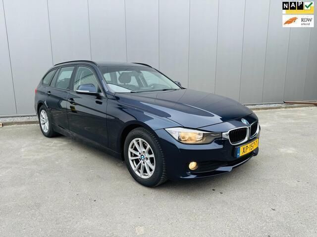 Blauw, metallic lak Gebruikt 2014 BMW 318 Executive Stationwagen | € 6.950 (Iets duurder) - Afbeelding 1/4