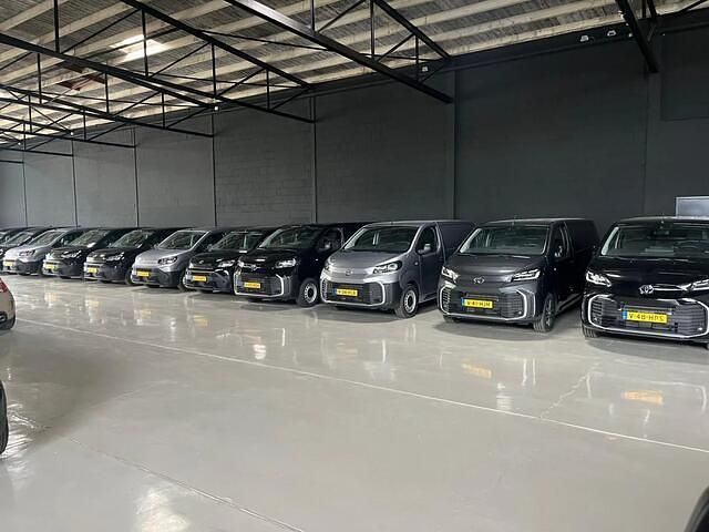 Zwart Gebruikt 2024 Toyota Proace City City Van | € 21.950 - Afbeelding 1/3