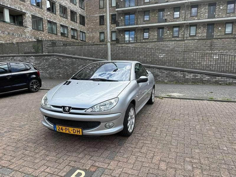 Grijs Gebruikt 2004 Peugeot 206 Quiksilver Cabriolet | € 2.000 (Eerlijke prijs) - Afbeelding 1/4