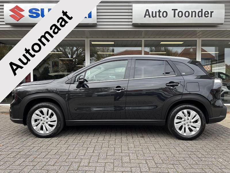 Suv Gebruikt 2022 Suzuki SX4 S-Cross SUV | € 26.450 (Eerlijke prijs) - Afbeelding 1/4