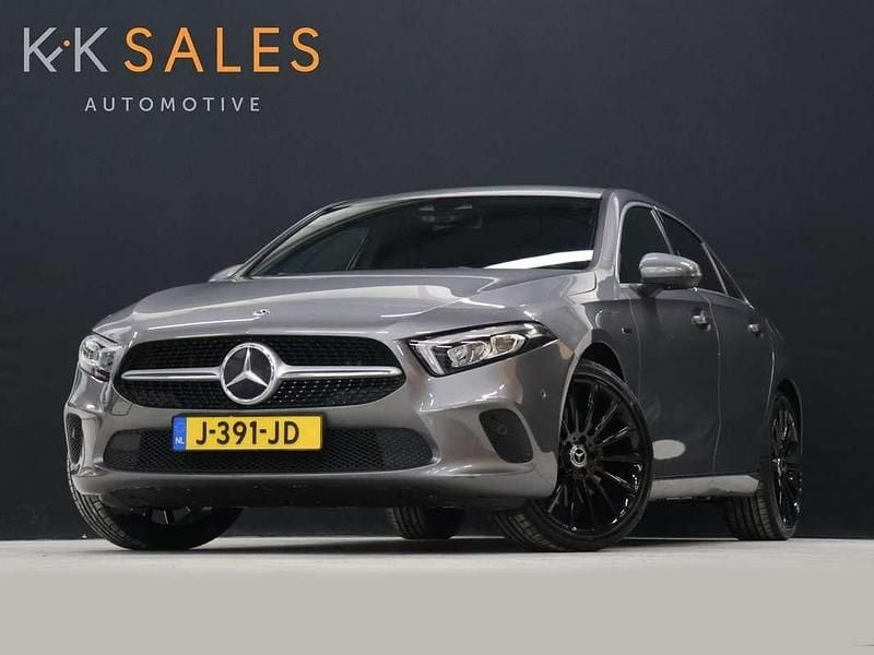 Grijs Gebruikt 2020 Mercedes A250 Business Sedan | € 22.440 (Eerlijke prijs) - Afbeelding 1/4