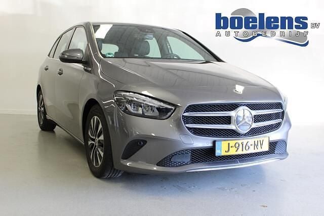 Grijs Gebruikt 2020 Mercedes 180 Business Sedan | € 19.843 (Super prijs) - Afbeelding 1/4