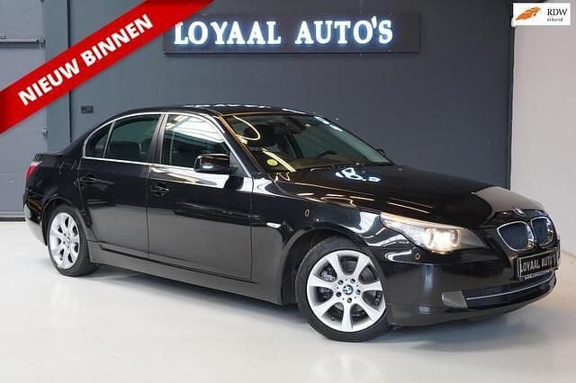 Zwart Gebruikt 2009 BMW 520 Sedan | € 7.999 (Eerlijke prijs) - Afbeelding 1/4
