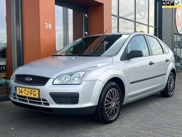 Grijs Gebruikt 2006 Ford Focus Ambiente Hatchback | € 2.890 (Eerlijke prijs) - Afbeelding 1/4