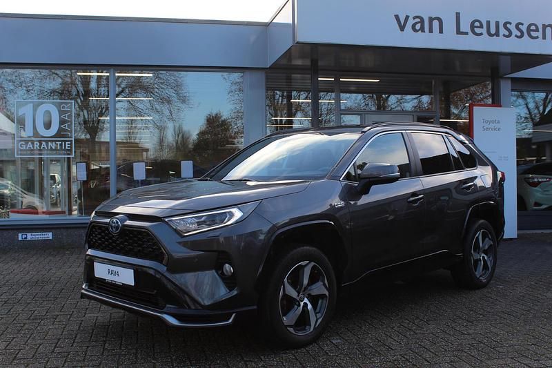 Grijs (metallic) Gebruikt 2021 Toyota RAV4 Hybrid Style SUV | € 36.400 (Goede deal) - Afbeelding 1/4