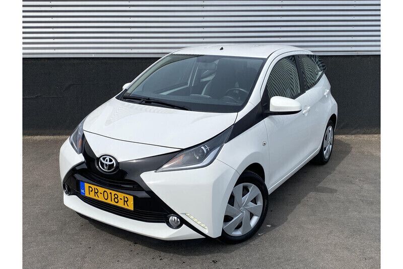 Gebruikt 2017 Toyota Aygo X-play Hatchback | € 10.749 (Eerlijke prijs) - Afbeelding 1/1