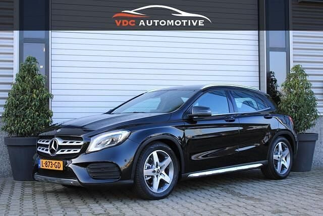 Zwart (metallic) Gebruikt 2018 Mercedes GLA250 AMG SUV | € 23.950 (Goede deal) - Afbeelding 1/4