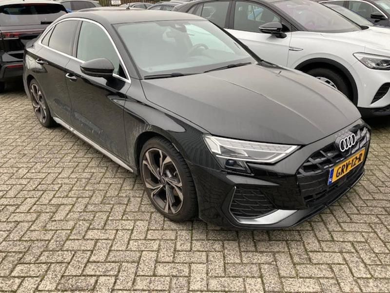 Zwart Gebruikt 2024 Audi A3 S-Line Sedan | € 31.900 (Eerlijke prijs) - Afbeelding 1/4