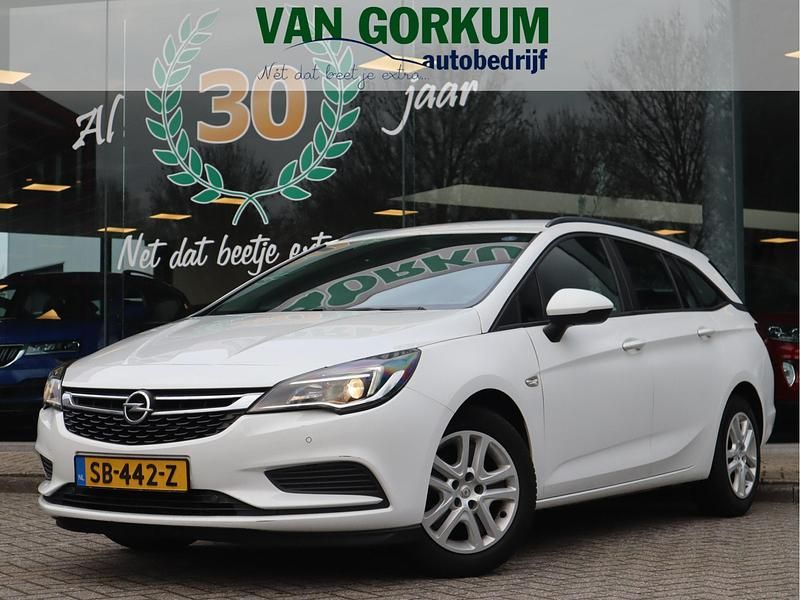Wit Occasion 2018 Opel Astra Edition Stationwagen | € 5.450 (Eerlijke prijs) - Afbeelding 1/4
