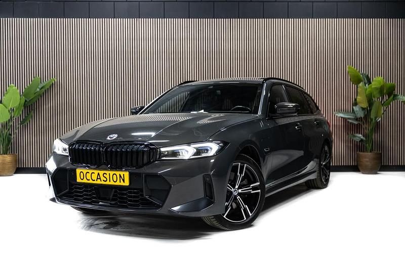 Grijs Occasion 2022 BMW 330e M Sport Stationwagen | € 42.950 (Duur) - Afbeelding 1/4