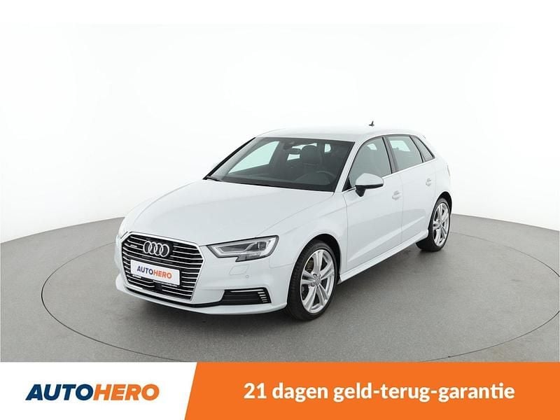 Wit (metallic) Gebruikt 2020 Audi A3 Sportback e-tron Sport Hatchback | € 21.249 (Eerlijke prijs) - Afbeelding 1/4