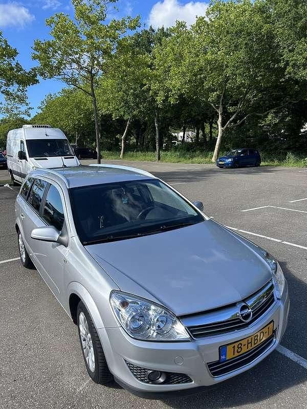 Grijs Gebruikt 2008 Opel Astra Stationwagen | € 2.250 (Eerlijke prijs) - Afbeelding 1/4