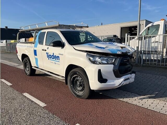 Wit Occasion 2023 Toyota HiLux Comfort Pickup | € 11.850 - Afbeelding 1/4