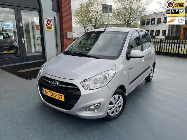 Grijs, metallic lak Occasion 2014 Hyundai i10 Hatchback | € 4.950 (Eerlijke prijs) - Afbeelding 1/4