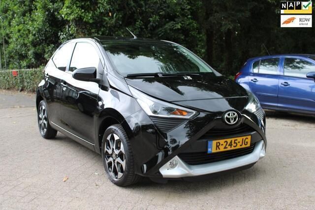 Zwart, metallic lak Gebruikt 2020 Toyota Aygo Hatchback | € 12.450 (Eerlijke prijs) - Afbeelding 1/4