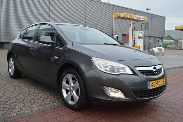 Grijs Gebruikt 2011 Opel Astra Edition Hatchback | € 2.999 (Goede deal) - Afbeelding 1/4