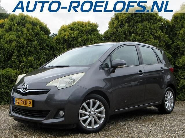 Grijs Gebruikt 2011 Toyota Verso-S MPV | € 9.390 (Eerlijke prijs) - Afbeelding 1/4