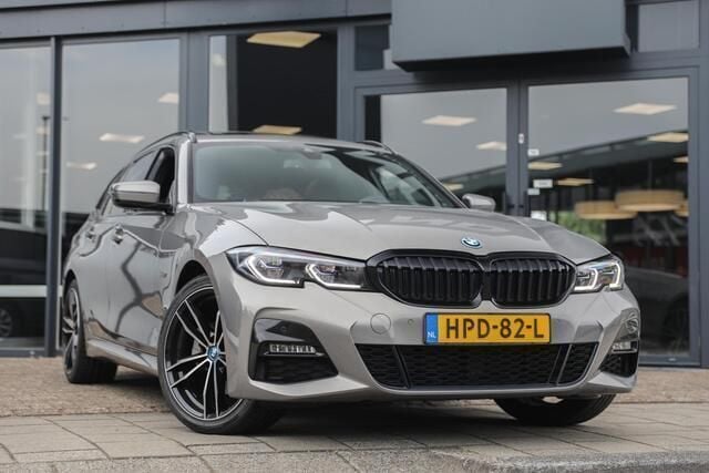 Grijs Gebruikt 2022 BMW 320 Executive Stationwagen | € 38.990 (Iets duurder) - Afbeelding 1/4