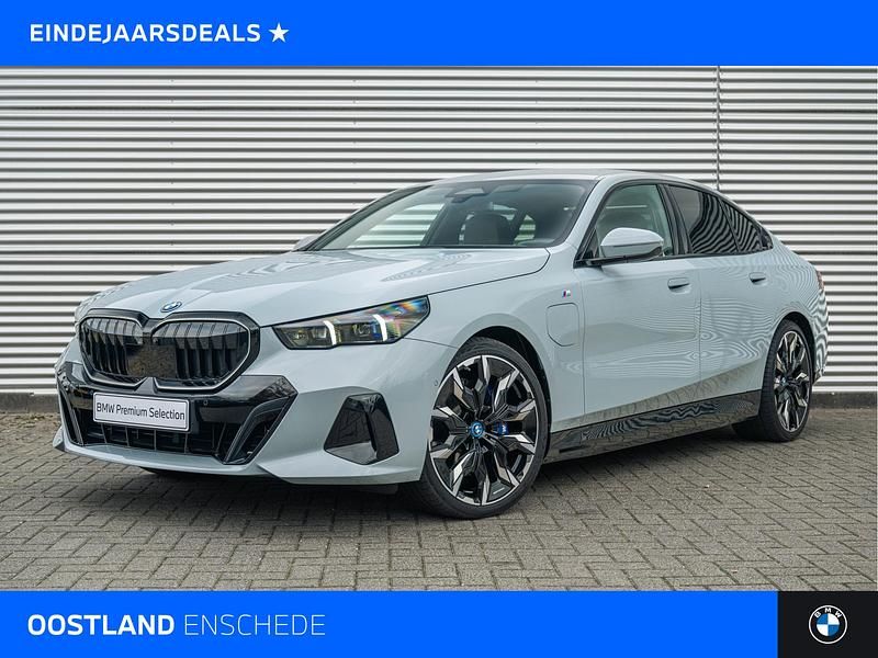 Grijs Gebruikt 2024 BMW 550e Comfort Edition Sedan | € 83.750 - Afbeelding 1/4