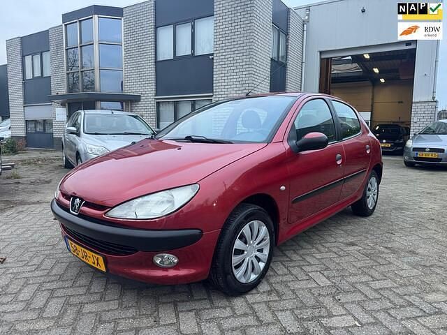 Rood Gebruikt 2002 Peugeot 206 Hatchback | € 2.450 (Iets duurder) - Afbeelding 1/4