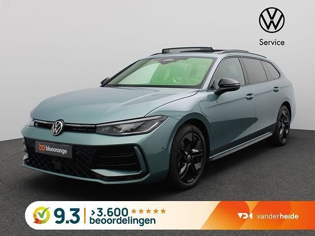 Groen Gebruikt 2025 VW Passat R-line Edition Stationwagen | € 49.900 (Super prijs) - Afbeelding 1/3