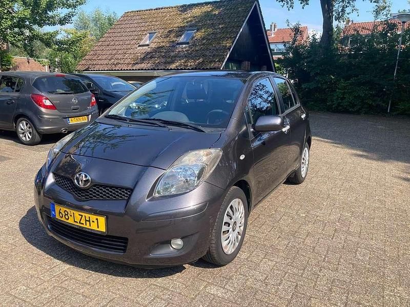 Grijs Gebruikt 2010 Toyota Yaris Hatchback | € 5.000 (Eerlijke prijs) - Afbeelding 1/4