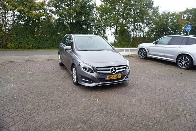 Grijs Gebruikt 2016 Mercedes B180 Ambition MPV | € 16.444 (Eerlijke prijs) - Afbeelding 1/4