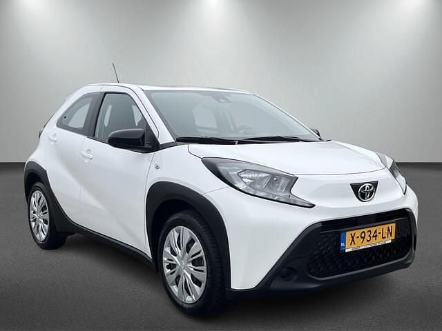 Wit Gebruikt 2023 Toyota Aygo Edition Hatchback | € 17.501 (Eerlijke prijs) - Afbeelding 1/3