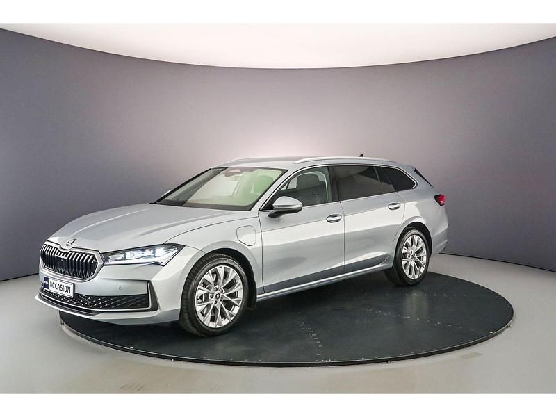 Pebble silver Gebruikt 2024 Skoda Superb Business Line Hatchback | € 44.900 - Afbeelding 1/4