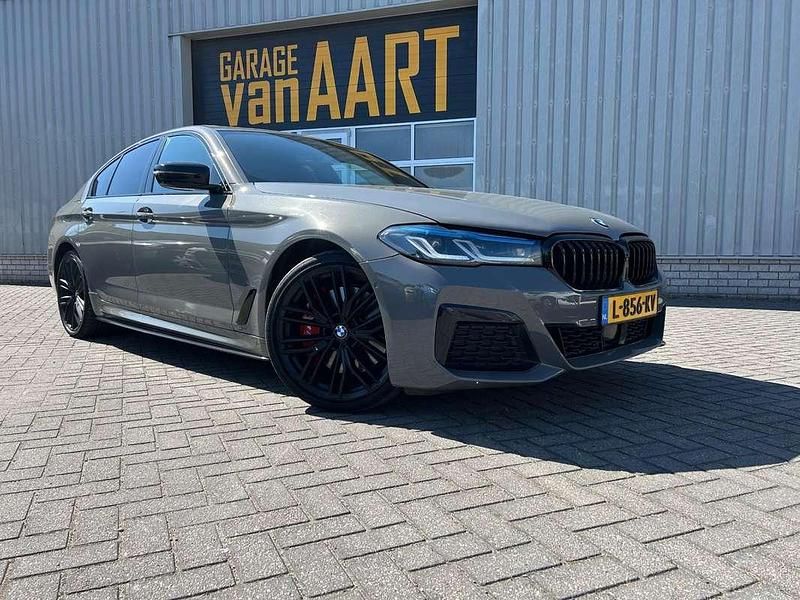 Grijs Gebruikt 2021 BMW 545e M Sport Sedan | € 50.450 (Iets duurder) - Afbeelding 1/4