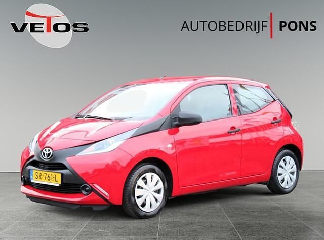 Rood Occasion 2018 Toyota Aygo Hatchback | € 9.250 (Eerlijke prijs) - Afbeelding 1/4