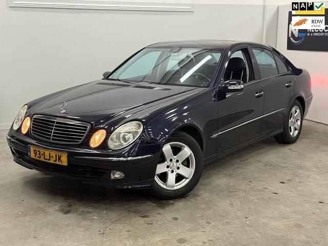 Blauw Gebruikt 2003 Mercedes E240 Avantgarde Sedan | € 3.949 (Eerlijke prijs) - Afbeelding 1/4