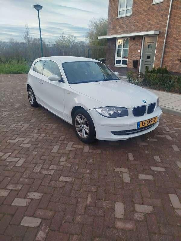 Wit Gebruikt 2008 BMW 116 Hatchback | € 2.750 (Eerlijke prijs) - Afbeelding 1/4