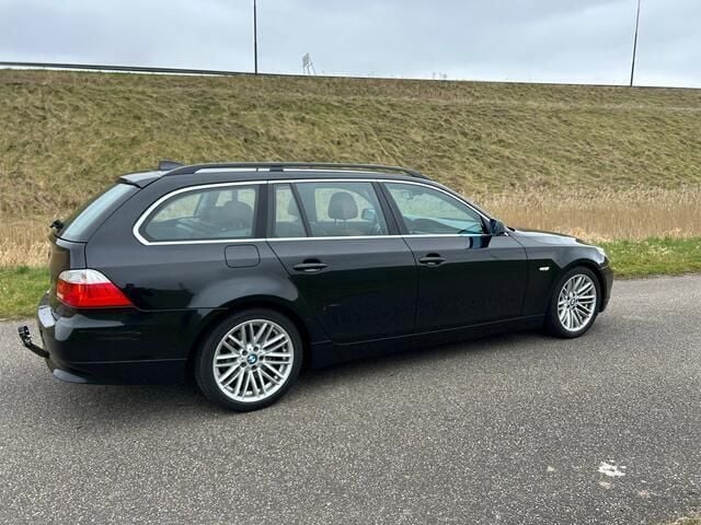 Zwart Gebruikt 2004 BMW 525 Executive Stationwagen | € 4.999 (Eerlijke prijs) - Afbeelding 1/4