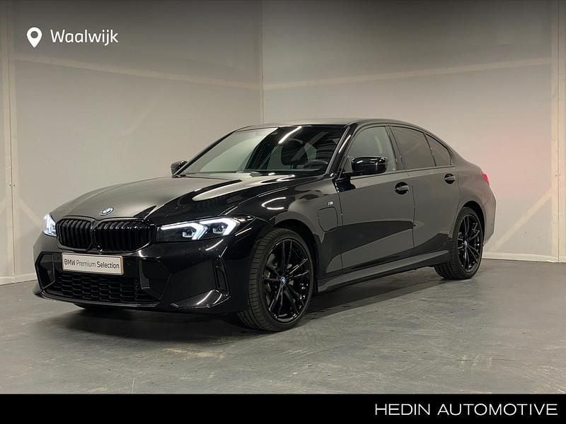 Zwart Gebruikt 2024 BMW 330e Shadowline Sedan | € 45.880 (Eerlijke prijs) - Afbeelding 1/4
