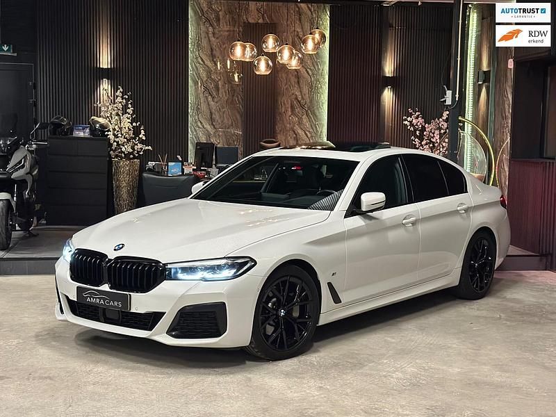 Wit Occasion 2022 BMW 530 Sedan | € 38.750 (Eerlijke prijs) - Afbeelding 1/4