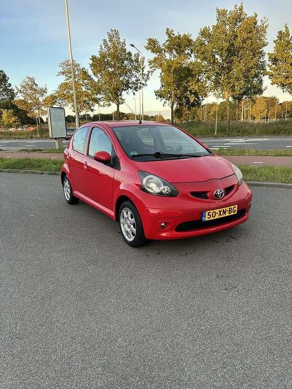 Rood Occasion 2007 Toyota Aygo Sport Hatchback | € 2.600 (Eerlijke prijs) - Afbeelding 1/4