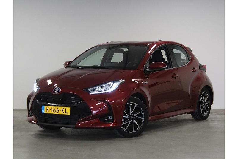 Rood Occasion 2021 Toyota Yaris Hybrid Hatchback | € 20.950 (Eerlijke prijs) - Afbeelding 1/1